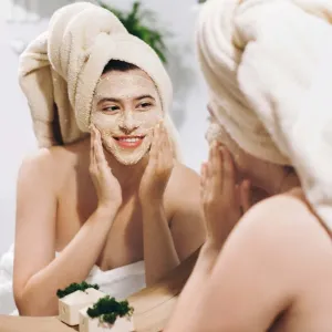 روتین کامل آرایش صورت برای پوست‌های چرب — نکات و محصولات پیشنهادی